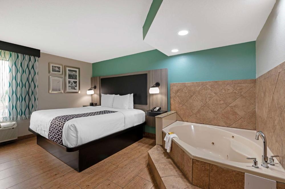 King Suite with Whirlpool - Non-Smoking interior